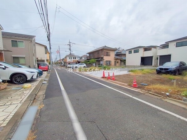外観:前面道路含む現地外観写真