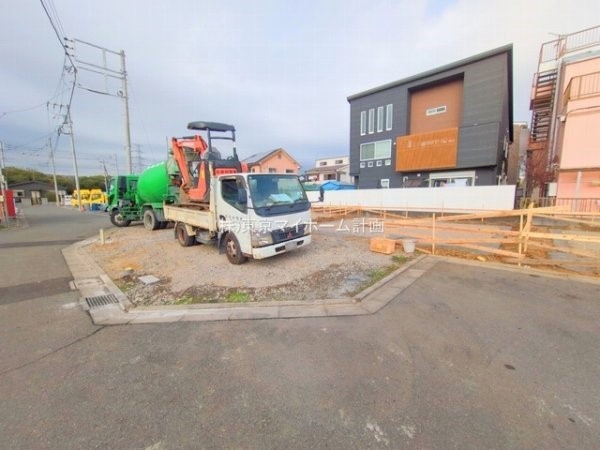 外観:前面道路含む現地外観写真（建築中）