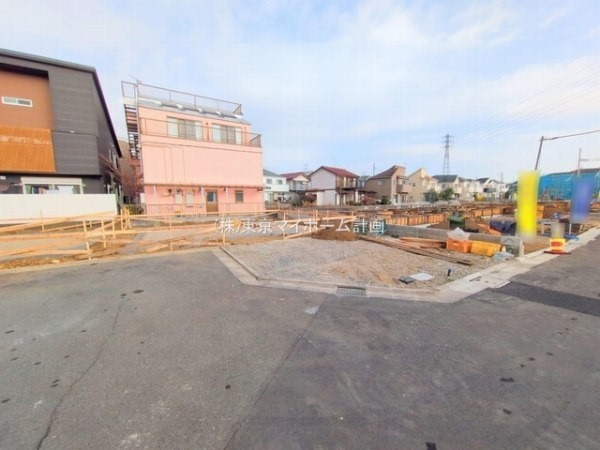 外観:前面道路含む現地外観写真（建築中）