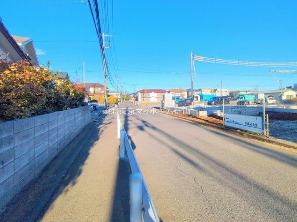 外観:前面道路含む現地外観写真（建築中）