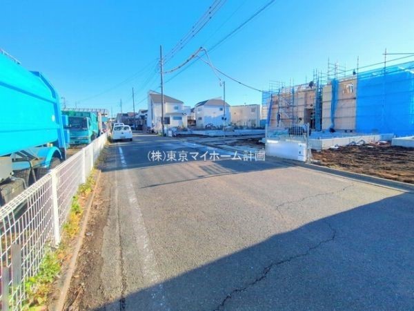 外観:前面道路含む現地外観写真（建築中）