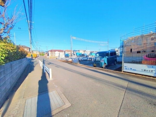 外観:前面道路含む現地外観写真（建築中）