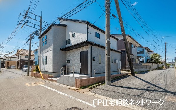 外観:前面道路含む現地外観写真