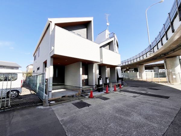 外観:前面道路含む現地外観写真