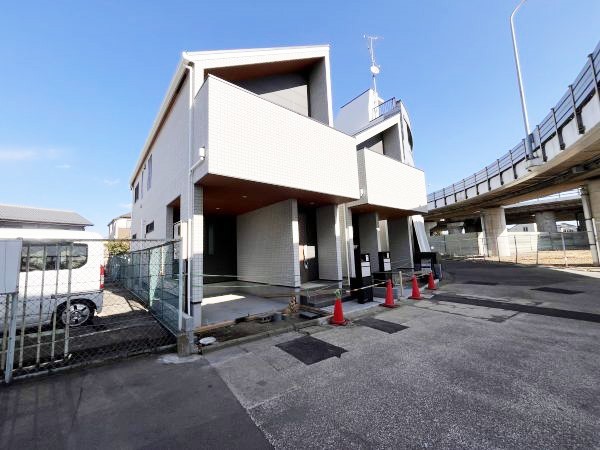 外観:前面道路含む現地外観写真