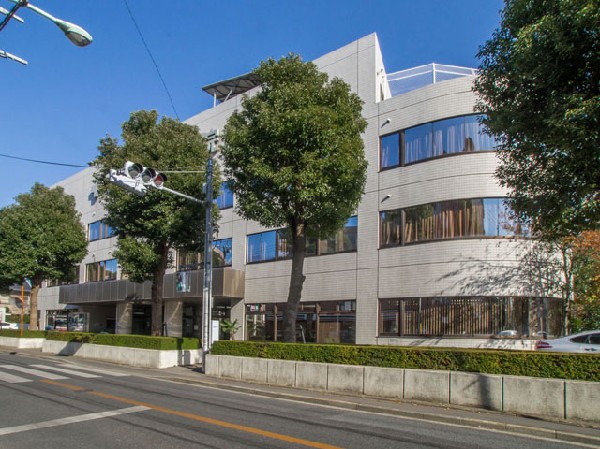 周辺環境:北多摩病院(「地域に根差したよりよい医療と安全の提供」という病院の理念に基づき、地域住民の方々のニーズにこたえられるように、一般診療はもとより、透析療法、療養医療、予防医学にも力を注いでいます。)