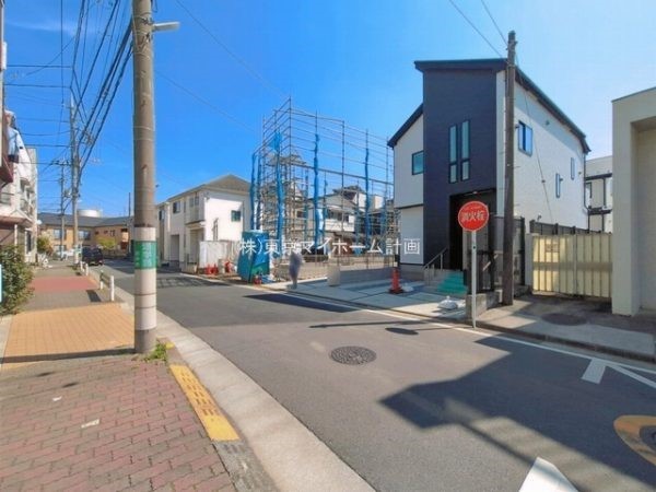 外観:前面道路含む現地外観写真