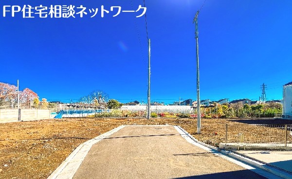 外観:前面道路含む現地土地写真