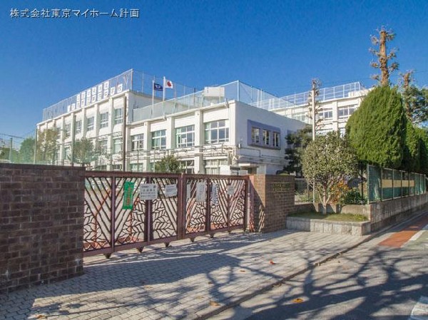 周辺環境:三鷹市立第四中学校(学園の誇れる中学校として、「継続は力なり」の四中精神を受け継ぎ、本校の教育目標に掲げられた「世界に開かれた日本人」の育成を目指して、「出会いの教育」を丁寧に進めて参ります。)
