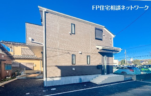 外観:前面道路含む現地外観写真