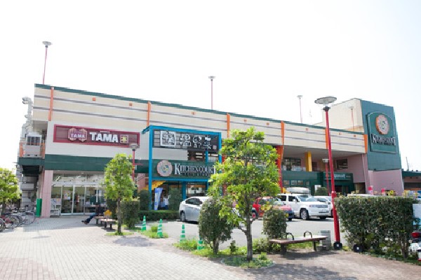 周辺環境:キッチンコート西調布店(食料品をはじめ、雑貨、酒、生花などを取り扱っています。店が定めるエリアなら、買った商品をその日のうちに配達してくれる当日宅配サービスが利用できます。)