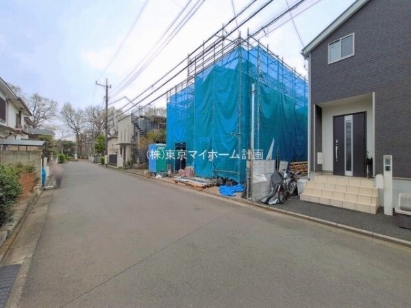 外観:前面道路含む現地外観写真（建築中）