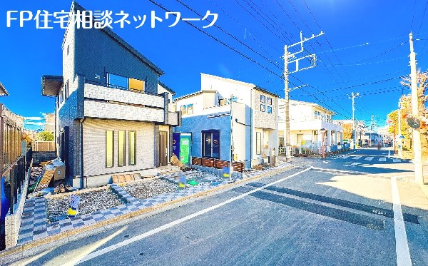 外観:前面道路含む現地外観写真