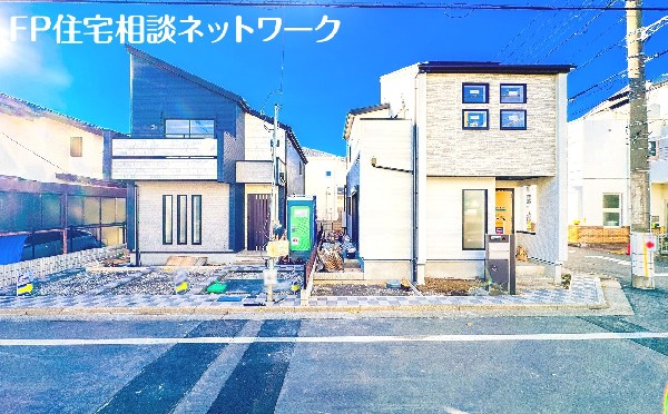 外観:前面道路含む現地外観写真