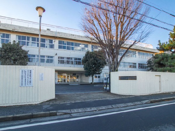 周辺環境:西東京市立田無第四中学校(教育目標　すすんで学び、しっかりした学力をつけよう。　丈夫な体を作り、豊かな情操を身につけよう。　友達を大切にし、仲間の輪を広げよう。　目標を決め、深く考えて最後までやりぬこう。)