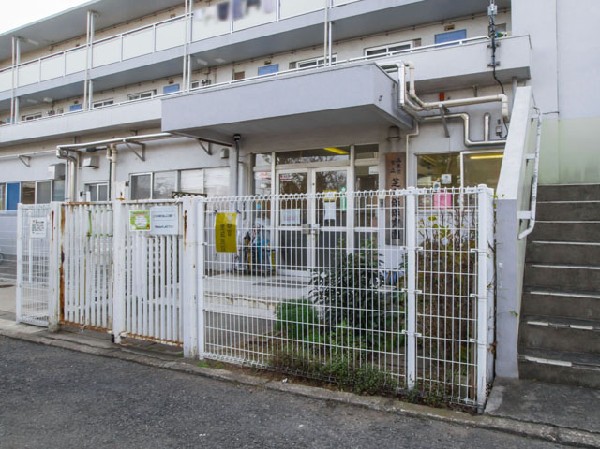 周辺環境:芝久保保育園(広い園庭には樹木が多く、恵まれた保育環境の中で園児は遊びを中心にした園生活を送っている保育園です。)