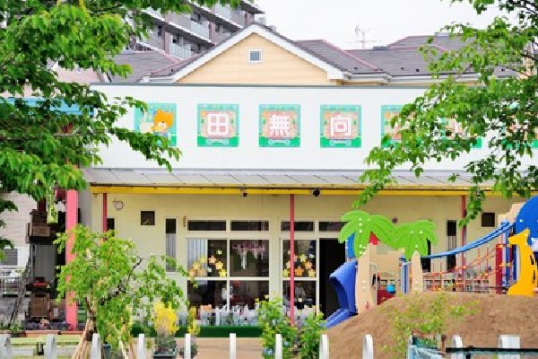 周辺環境:田無向ヶ丘幼稚園(食育の実践の場として、園外には専属の農園があり、園児達は種をまくところから野菜と花を栽培する体験を積む幼稚園です。)