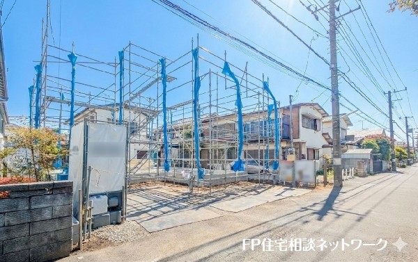 外観:前面道路含む現地外観写真（建築中）