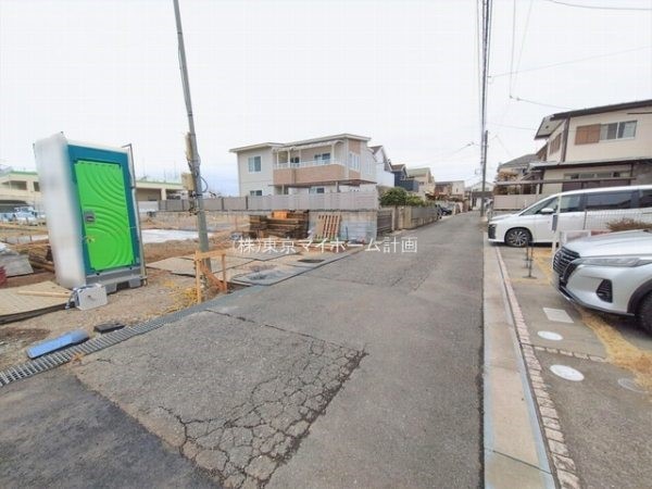 外観:前面道路含む現地外観写真（建築中）