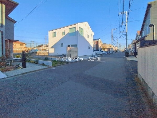 外観:前面道路含む現地土地写真