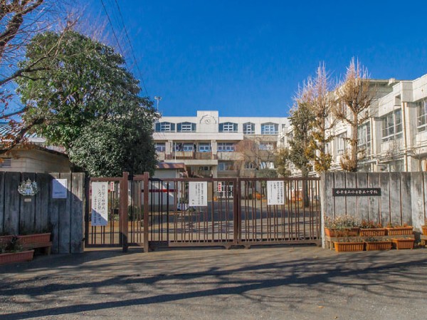 周辺環境:小平市立小平第五中学校(小平第五中学校の歴史と伝統を大切にし、生徒・教職員がこれを受け継ぎ・引き渡していくという意識を持って、卒業しても懐かしく思い出される学校、誇りに思っていただける学校、地域から大切にされ応援される学校、の実現を目指しています。)