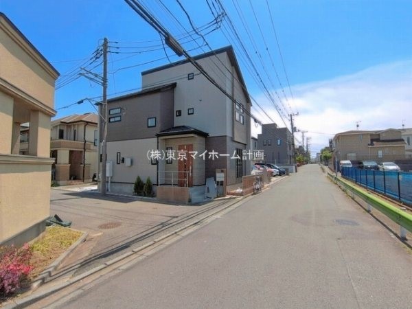 外観:前面道路含む現地外観写真