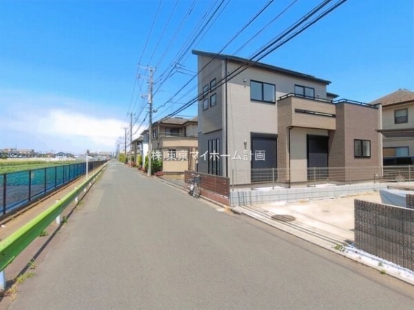 外観:前面道路含む現地外観写真