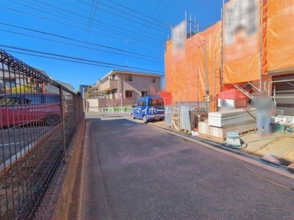 外観:前面道路含む現地外観写真（建築中）