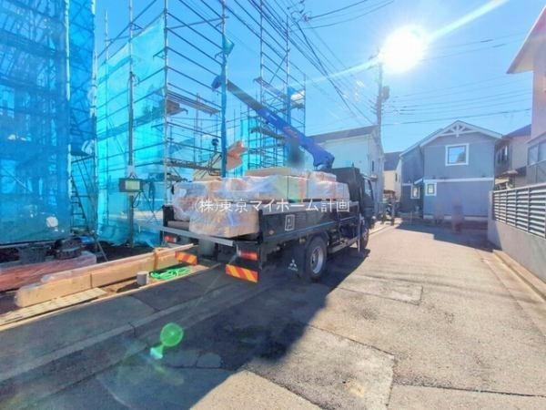 外観:前面道路含む現地外観写真（建築中）