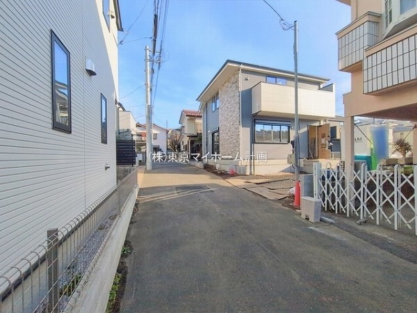 外観:前面道路含む現地外観写真