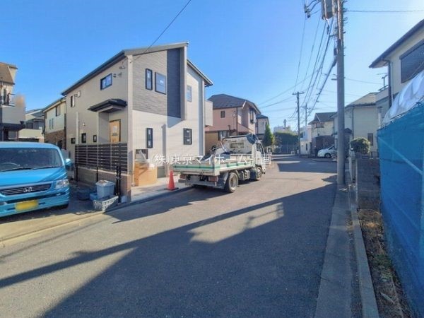 外観:前面道路含む現地外観写真