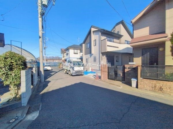 外観:前面道路含む現地外観写真