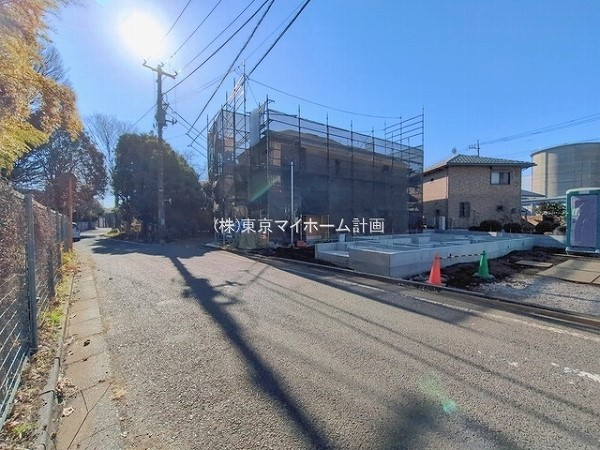 外観:前面道路含む現地外観写真（建築中）