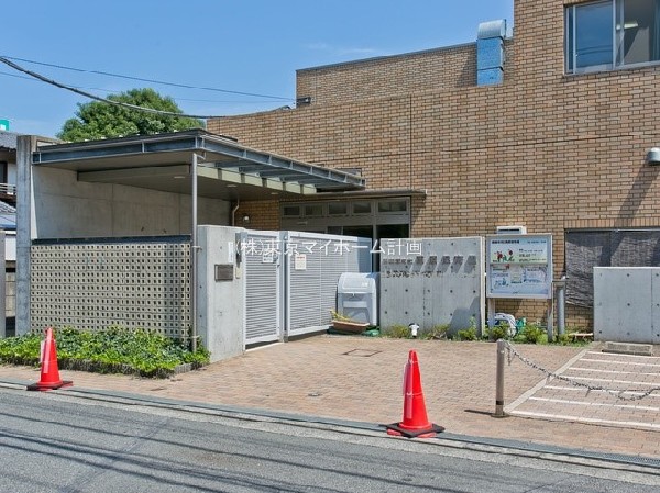 周辺環境:西原保育園(木を基調とした2階建ての園舎で、やわらかな光に包まれています。自然環境にも恵まれ、子ども達もお散歩や園庭遊びなど、のびのびと過ごしています。)