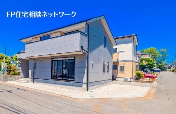外観:前面道路含む現地外観写真