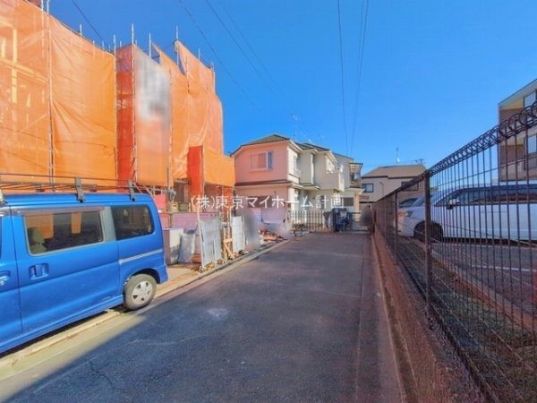 外観:前面道路含む現地外観写真（建築中）