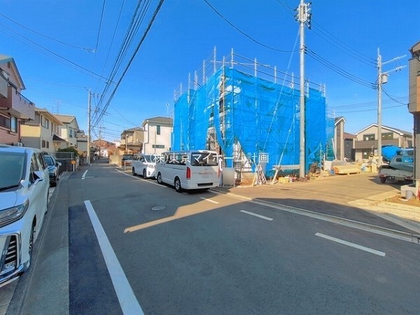 外観:前面道路含む現地外観写真（建築中）
