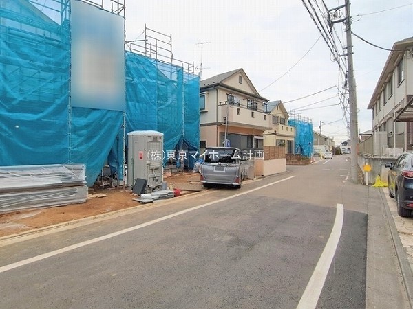 外観:前面道路含む現地外観写真（建築中）