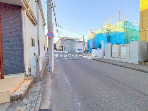 外観:前面道路含む現地外観写真（建築中）