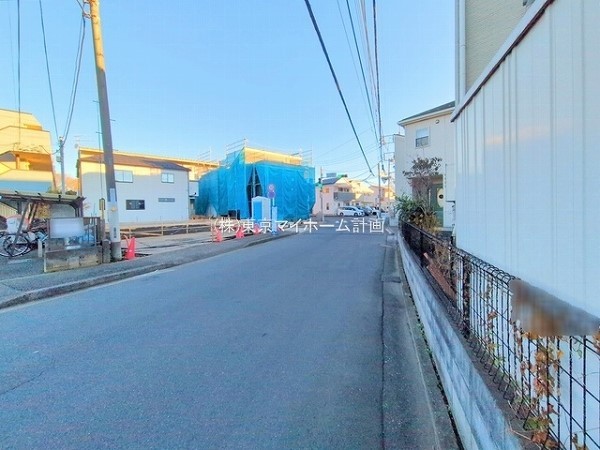 外観:前面道路含む現地外観写真