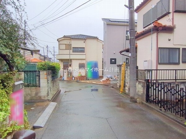 外観:前面道路含む現地外観写真