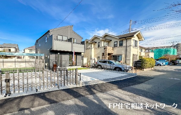 外観:前面道路含む現地外観写真