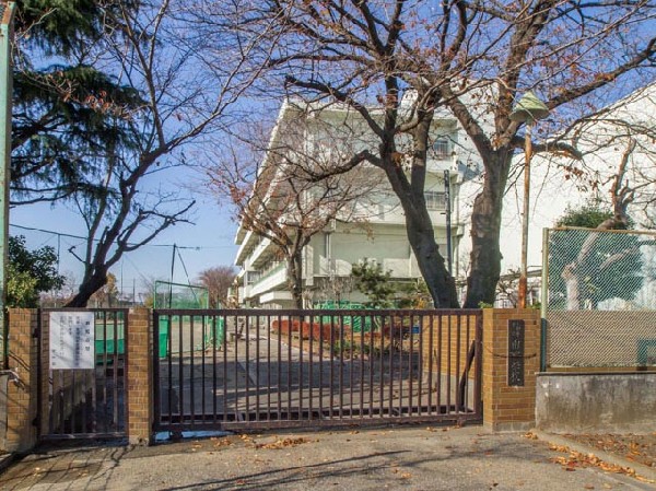 周辺環境:小金井市立南中学校(心身ともに健康で礼儀正しい人、進んで学習に取り組み根気よく努力する人、勤労を尊び協力する人の実現を目指している学校です。)