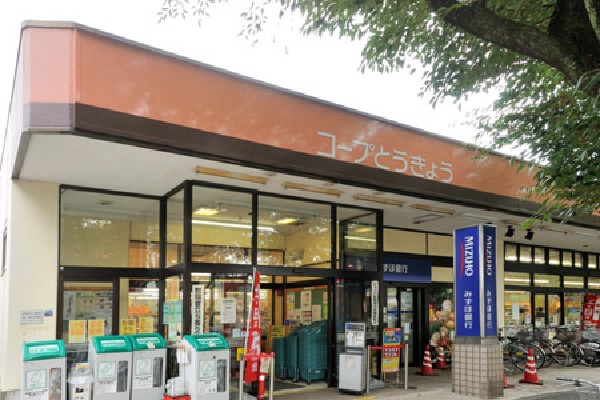 周辺環境:コープ小金井ぬくい坂下店(常の暮らしに必要な商品を安い価格で安心して購入できるよう、生産者が見える商品や環境に配慮した商品を取り揃えているスーパーです。)