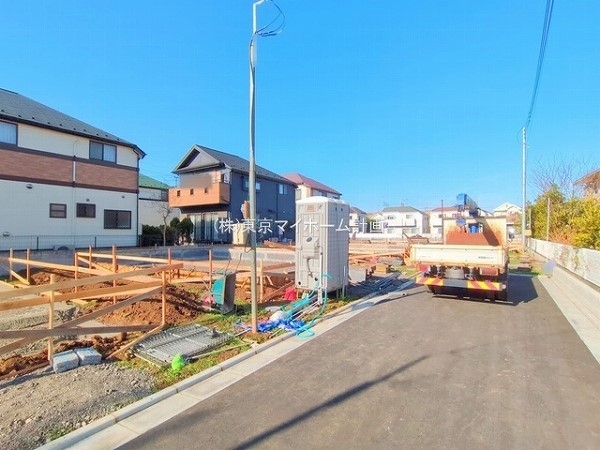 外観:前面道路含む現地外観写真（建築中）