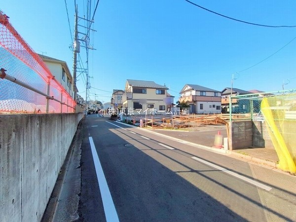 外観:前面道路含む現地外観写真（建築中）