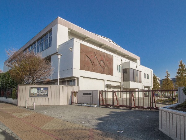 周辺環境:府中市立浅間中学校(本校は府中市のほぼ中央東寄りに位置し、緑が多く静かで落ち着いた学習環境にあります。その中で、明るく素直な生徒たちが、生き生きと学校生活を送っています。)