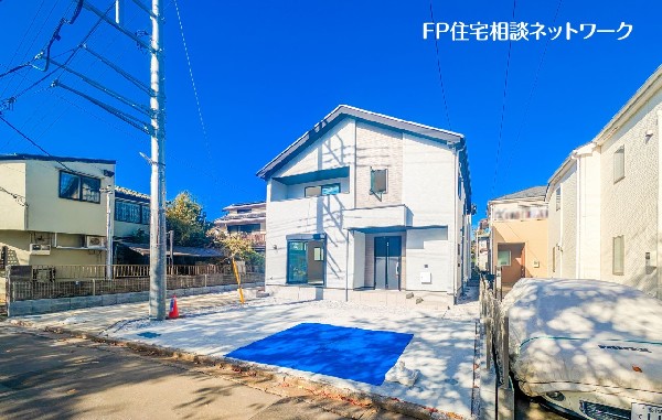 外観:前面道路含む現地外観写真