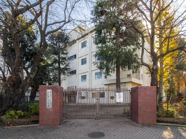 周辺環境:国立市立国立第一中学校(たくましい、心豊かな人間の育成を目指しており、教育目標として、自主的な行動、豊かな創造性、思いやる心、健康な心身の4つを掲げている中学校です。)