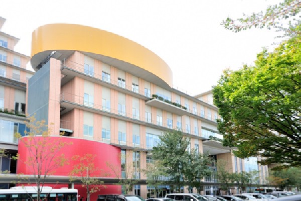 周辺環境:東京都立多摩総合医療センター(多摩地域における総合的な医療機能をもつ都立病院として、重要な位置づけをされている大規模総合病院です。)